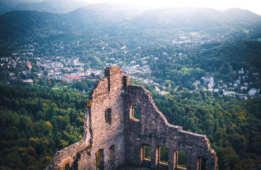 durante o dia, vista aérea de ruínas cercadas por árvores, em baden-baden, um dos destinos de viagem para alemanha