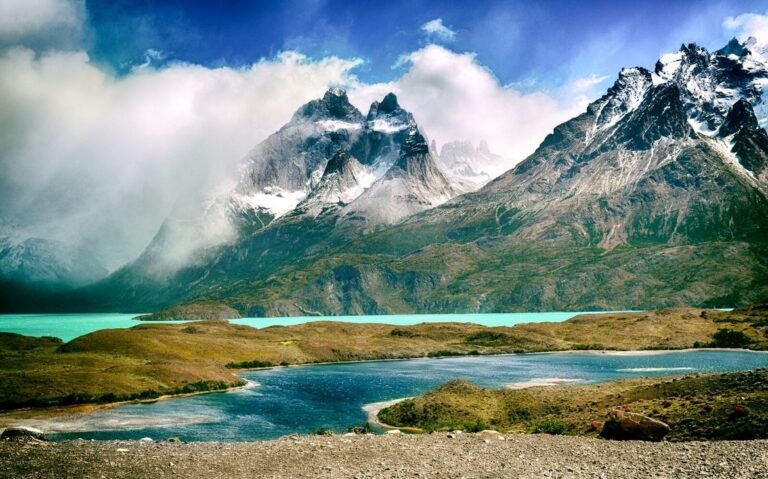 lago azul e montanhas cobertas de neve, durante o dia em chile