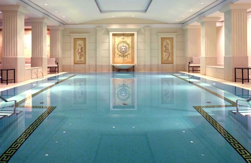 grande piscina em área de lazer interna de Hotel Adlon Kempinski Berlin, um dos melhores hotéis em berlim