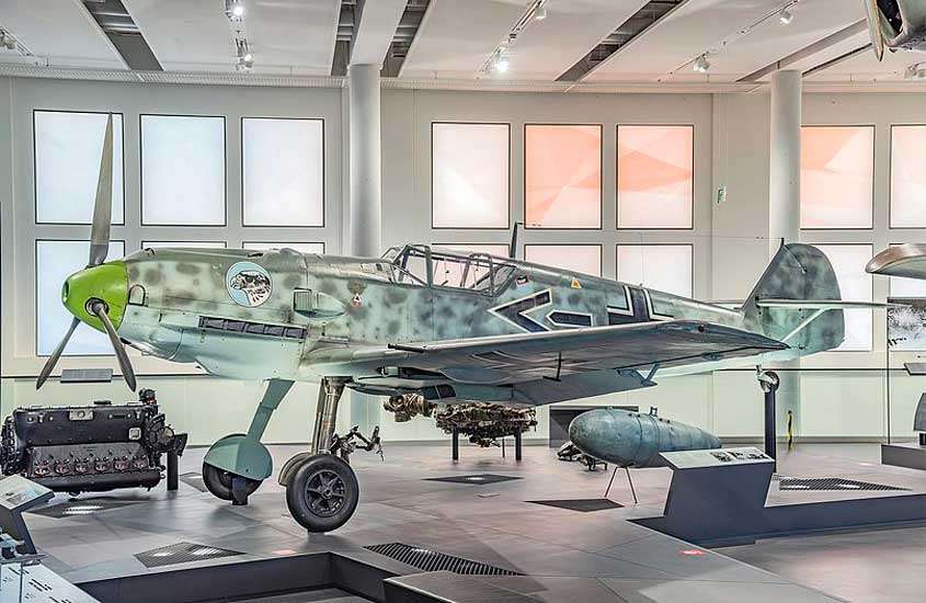 Uma das exposiçõoes do Deutsches Museum com avião e peças ao redor