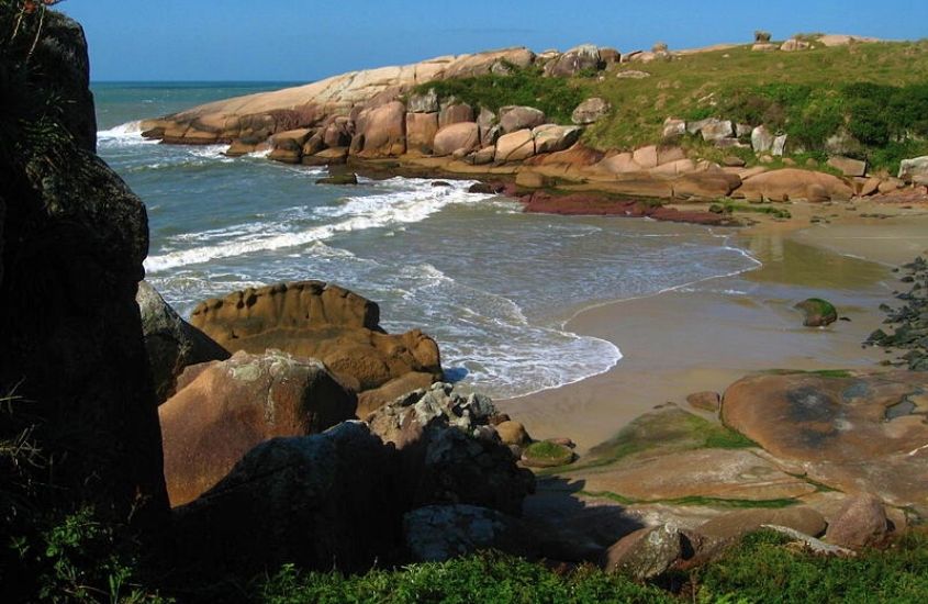 formações rochosas à beira-mar, durante o dia
