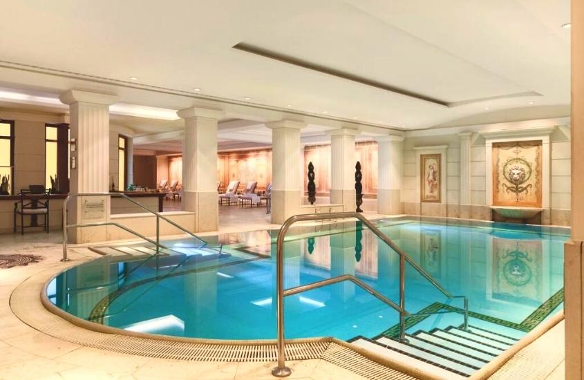 piscina em área de lazer interna de Hotel Adlon Kempinski Berlin, um dos melhores hotéis em berlim