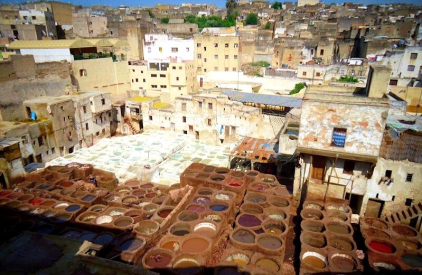 durante o dia, vista aérea de curtumes em fez, um dos pontos turísticos no marrocos