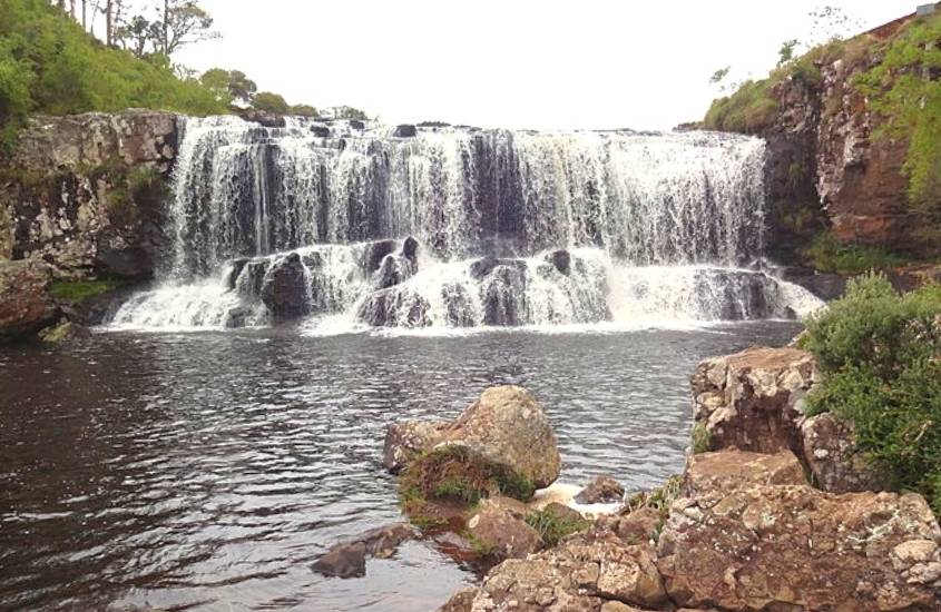 durante o dia, pedras em frente a cachoeira, atração para quem busca o que fazer na serra catarinense no verão
