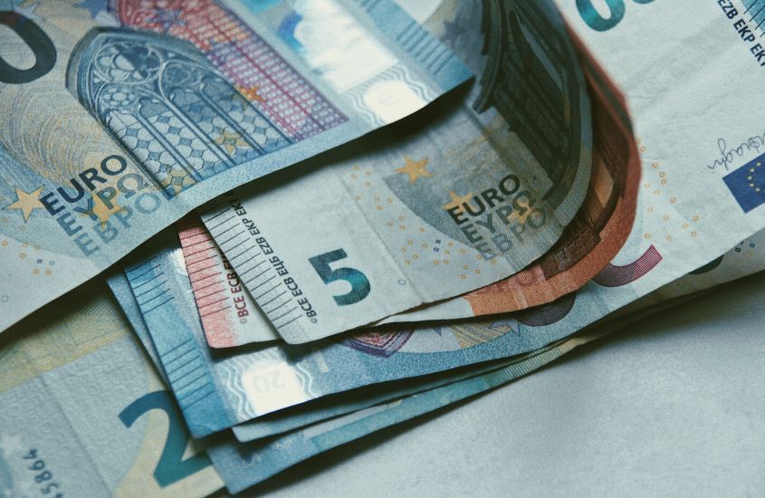 notas de euros em cima de mesa branca, moeda a ser utilizada para quem vai viajar para Amsterdam
