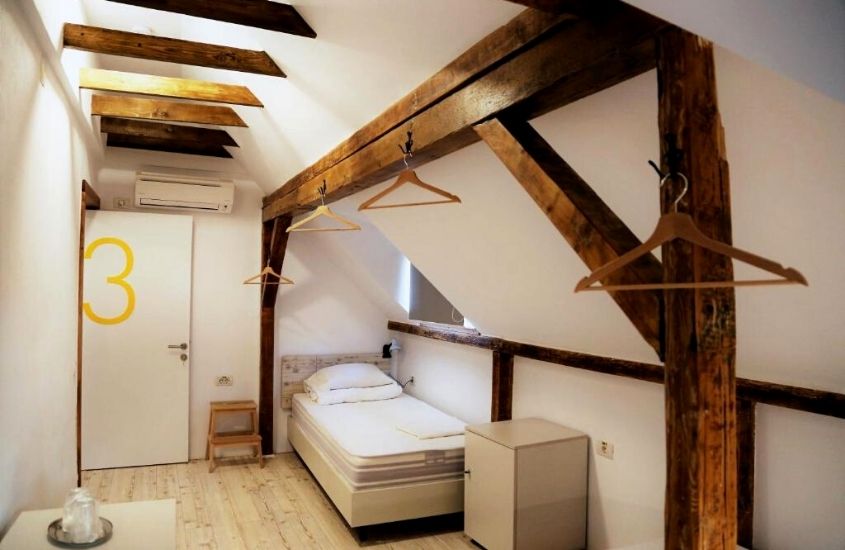 cama de solteiro em dormitório de um hostel em bucareste