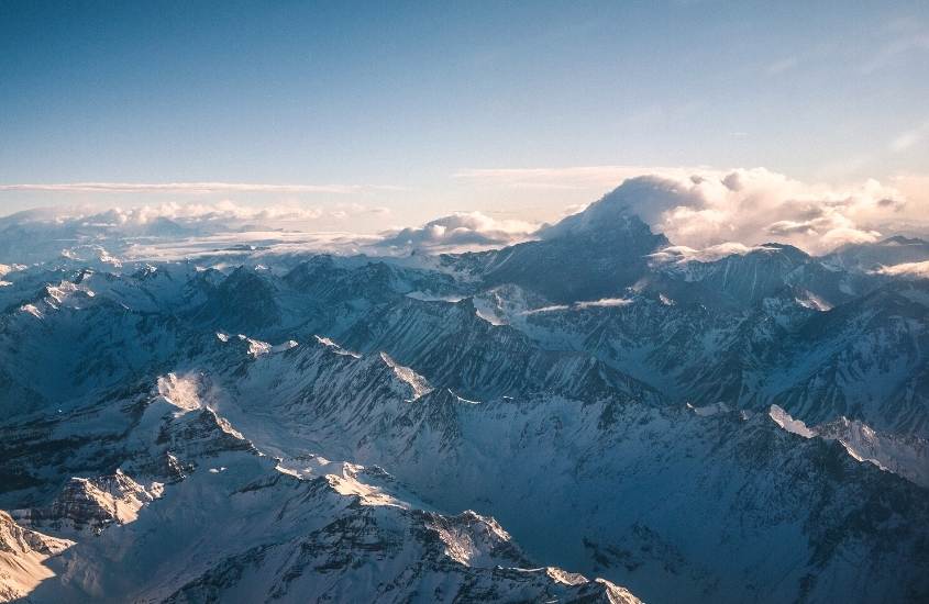 durante o dia, vista aérea de montanhas cobertas de neve