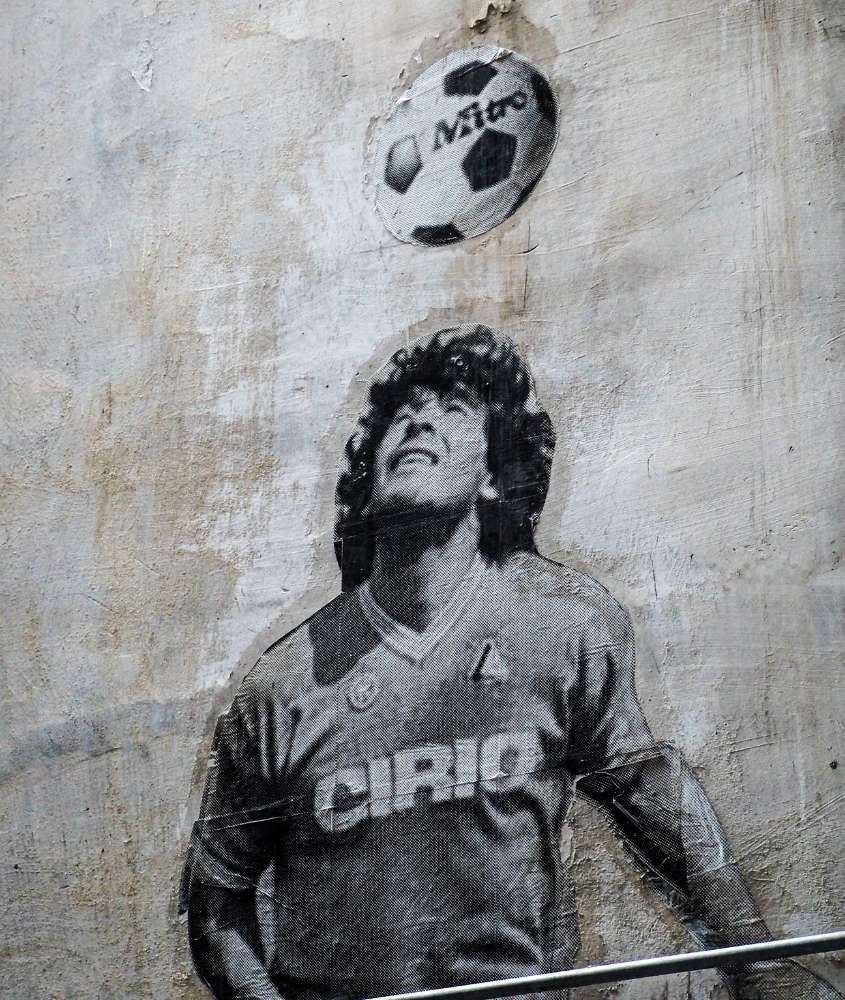 em muro de uma rua, pintura de maradona, jogador de futebol, jogando bola