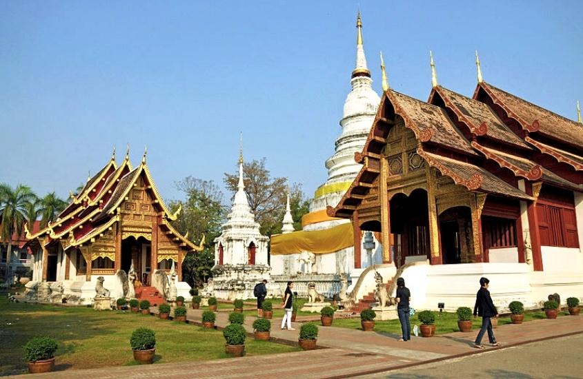 durante o dia, pessoas observando templos tailandeses em old city, lugar onde ficar em Chiang Mai