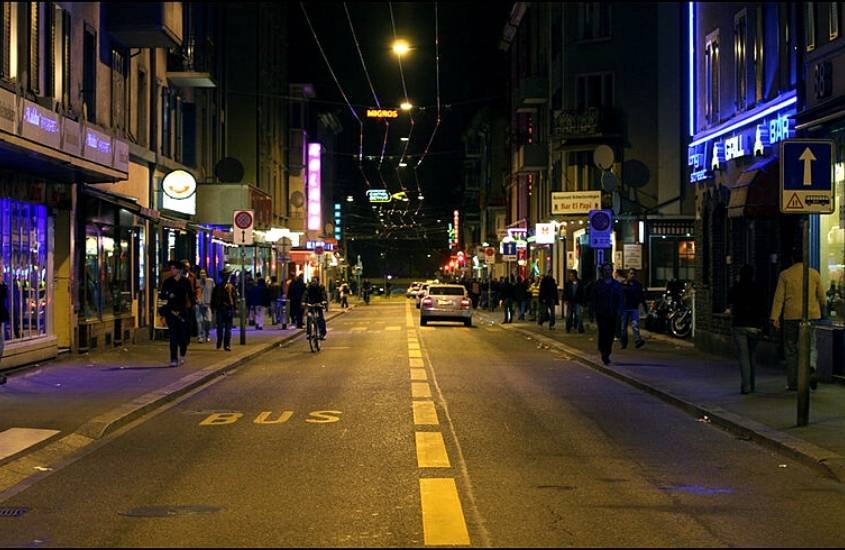 durante a noite, pessoas caminhando e pelado em rua de langstrasse, lugar onde ficar em zurique