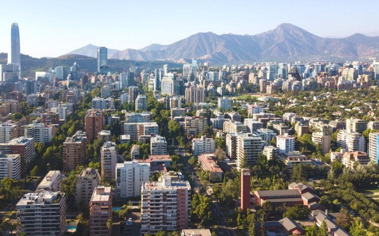 vista aérea de diversos prédios e ao fundo cordilheiras, durante o dia em santiago do chile