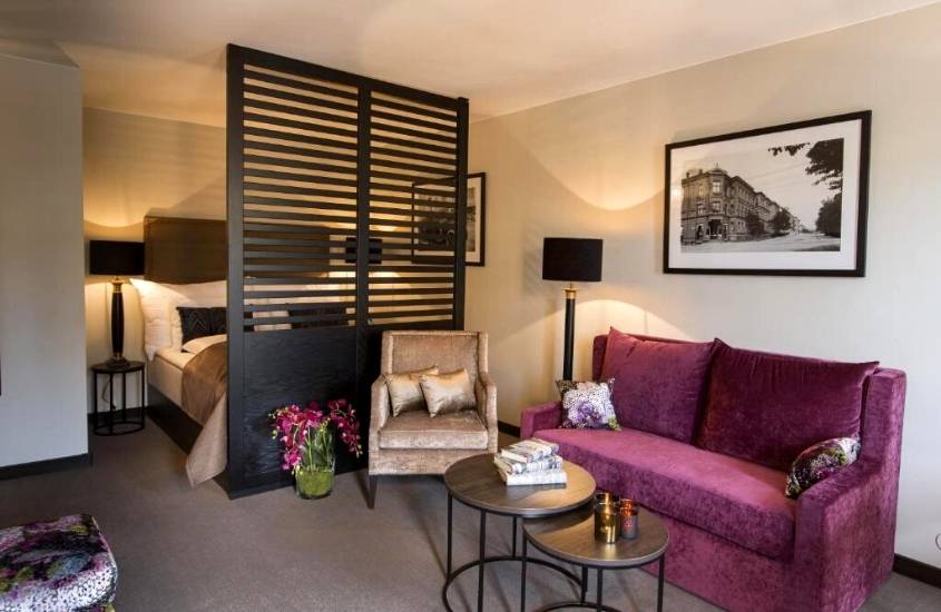 sofá, poltrona e cama de casal em suíte de um dos melhores hotéis em oslo