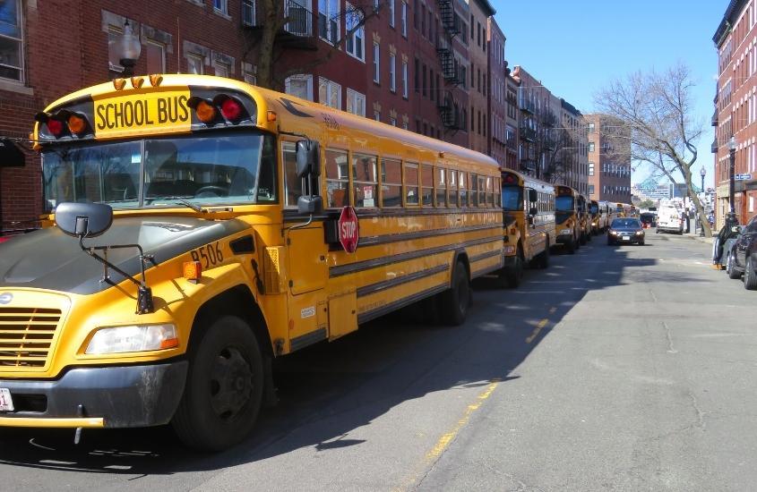durante o dia, fila de ônibus amarelos escolares estacionados em rua