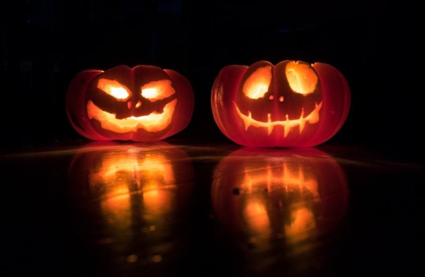 duas abóboras sorridentes, decorando casa durante hallowen, festa da cultura dos estados unidos