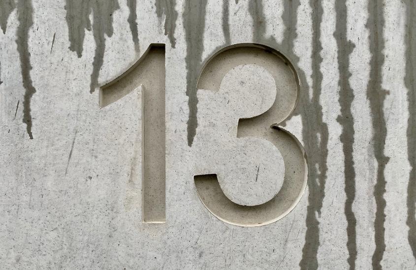 em parede cinza, número 13 que, de acordo com curiosidades sobre os estados unidos é um número que traz azar