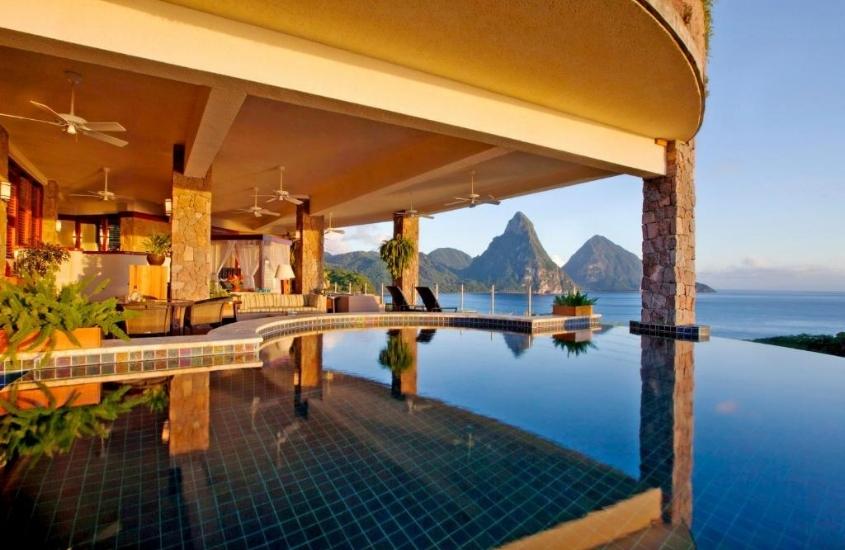 durante o dia, piscina ao ar livre com borda infinita com vista para o mar, em varanda de suíte de um dos resorts luxuosos do caribe