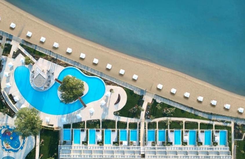 durante o dia, vista aérea de complexo de um dos melhores resorts all inclusive do mundo, em frente o mar