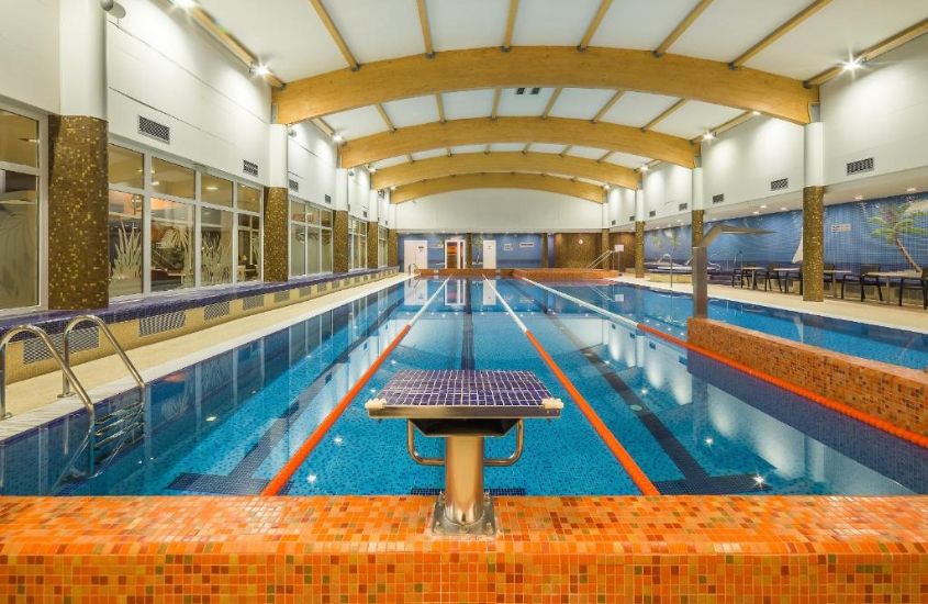 grande piscina em área de lazer coberta de um dos melhores hotéis em Praga para a família