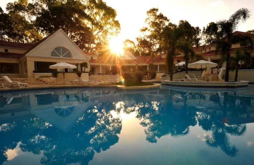 durante entardecer, grande piscina em quinta de uma das casas para alugar em Punta del Este uruguai