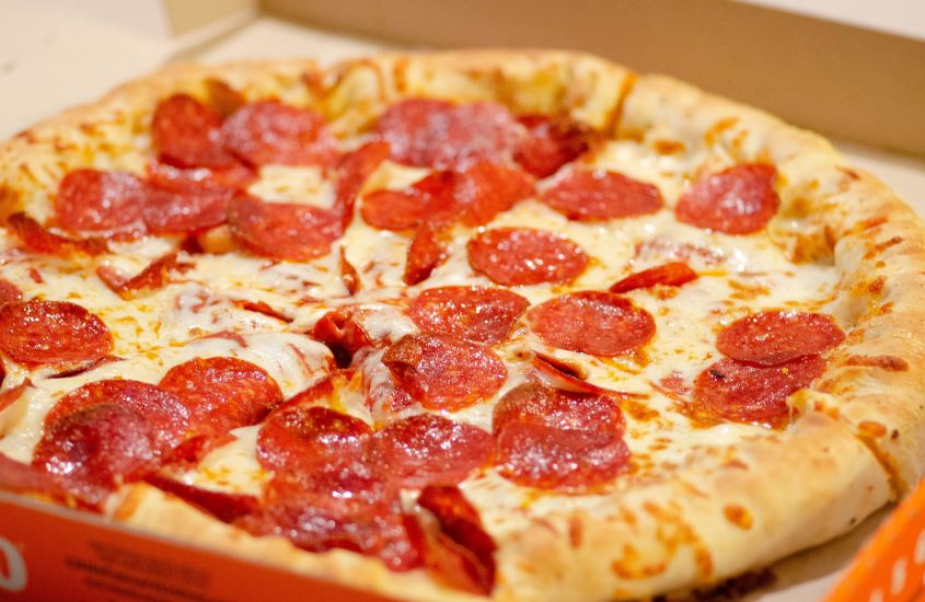 pizza de pepperoni, uma das comidas típicas dos estados unidos