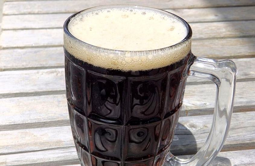caneca de vidro cheia de root beer, uma bebida típica dos estados unidos