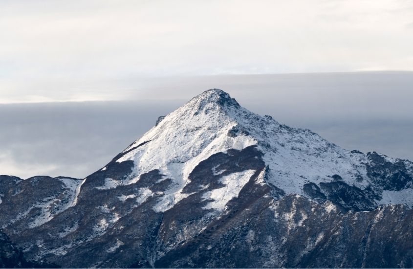 durante o dia, vista aérea montanha coberta de neve em pucon, destino para um roteiro de viagem para o chile