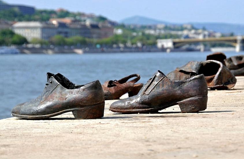 durante o dia, sapatos moldados à bronze, à beira-do do rio danúbio