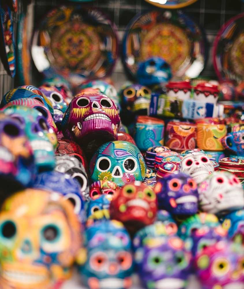 durante o dia, caveiras mexicanas coloridas em mercado, opção de o que fazer em Cancún