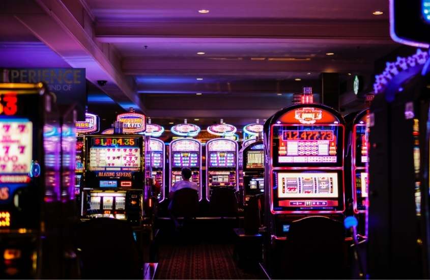 caça-níqueis em interior de casino, um dos passeios em cancún