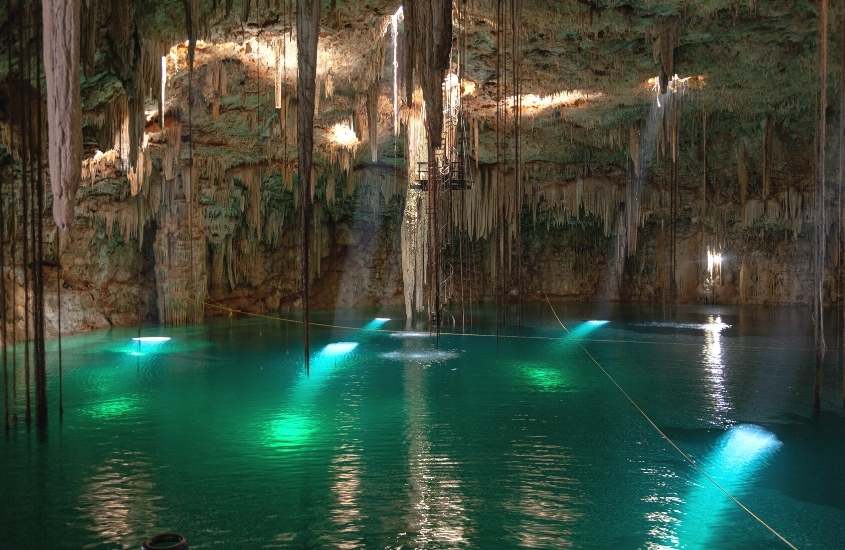 durante o dia, águas cristalinas em interior de caverna, um dos pontos turísticos de cancún