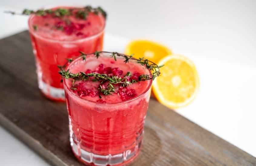 copos de vidro com drink vermelho