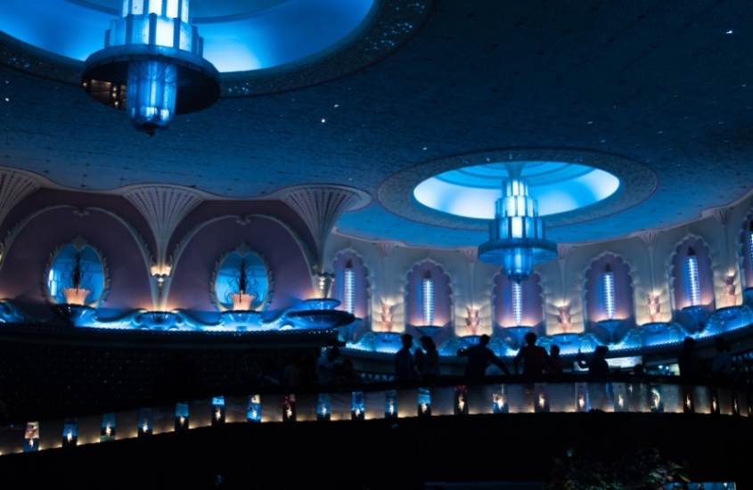grandes lustres azuis iluminando salão de raj mandir cinema, opção de o que fazer na Índia