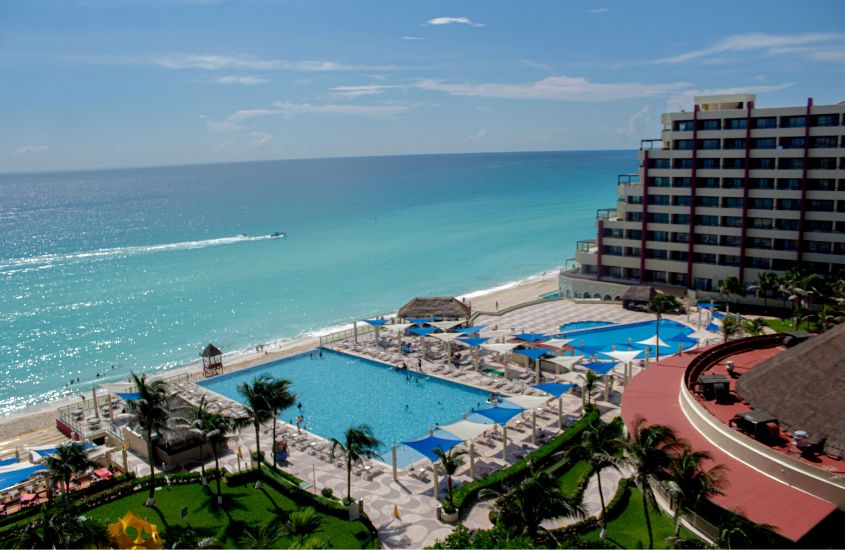 durante o dia, vista aérea de piscinas em áreas de lazer de hotéis em frente a uma das praias de Cancún México