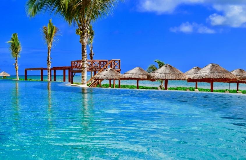 durante o dia, piscina com borda infinita com vista para o mar de puerto morelos, lugar onde se hospedar em cancún