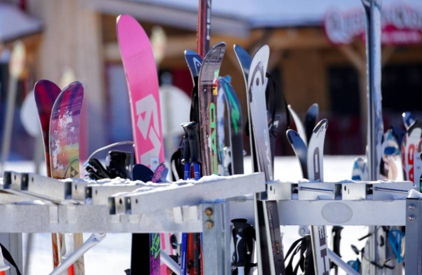 durante o dia, diversas pranchas de ski coloridas
