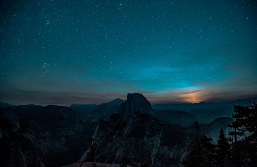 durante a noite, montanhas sob céu estrelado em parque nacional de yosemite
