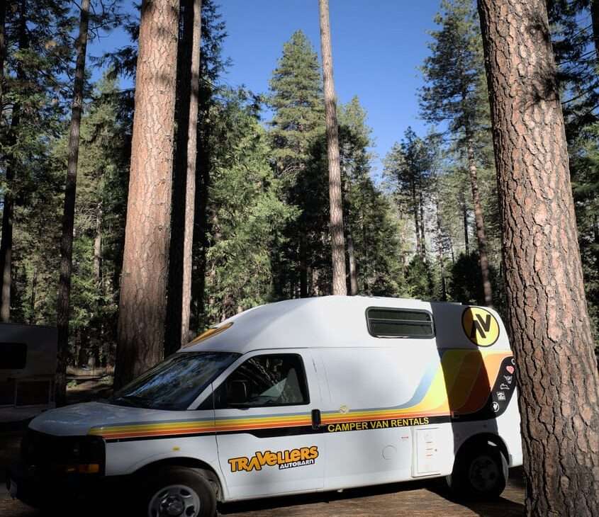 durante o dia, campervan estacionada em Yosemite