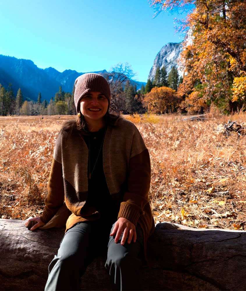 Bárbara Rocha Alcantelado, criadora do blog melhores momentos da vida no Parque Nacional de Yosemite com folhas secas e árvores ao redor