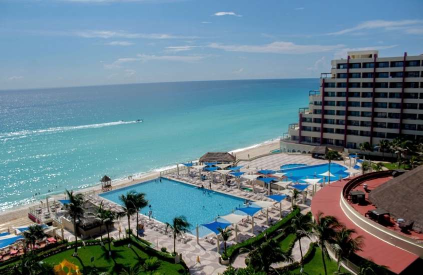 durante o dia, vista aérea de piscinas em áreas de lazer de hotéis em frente a uma das praias do México