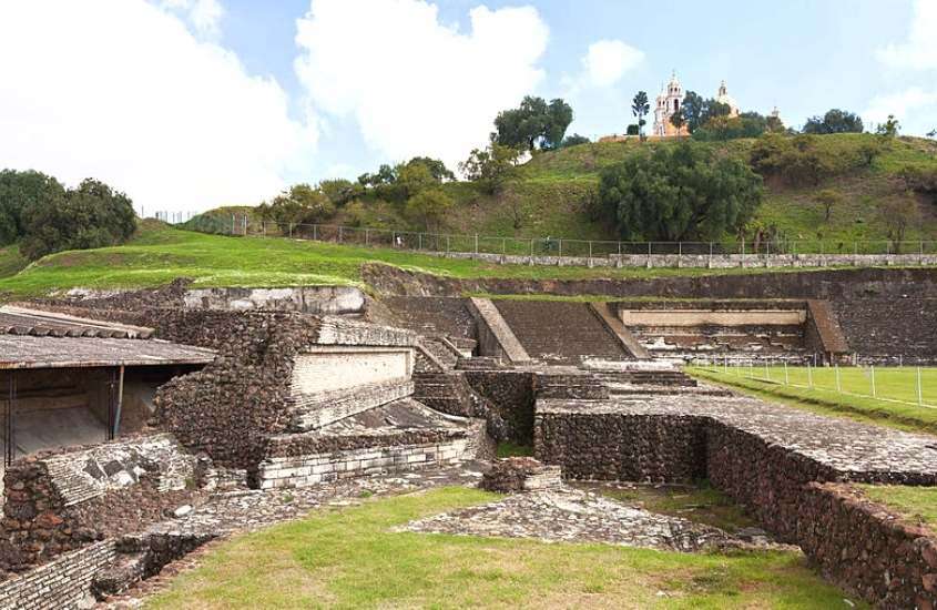 durante o dia, ruinas de pirâmide que, de acordo com curiosidades sobre o México, é a maior do mundo