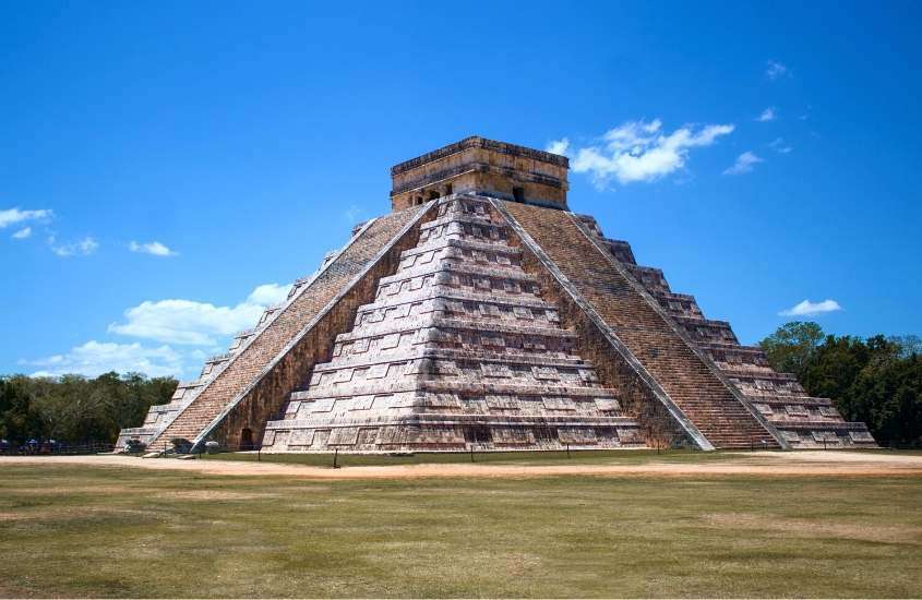 durante o dia, grande pirâmide maia sob céu azul