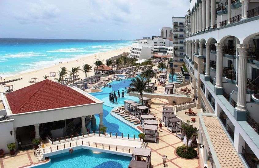 durante o dia, vista aérea de piscina em área de lazer de um hotel em cancun, méxico