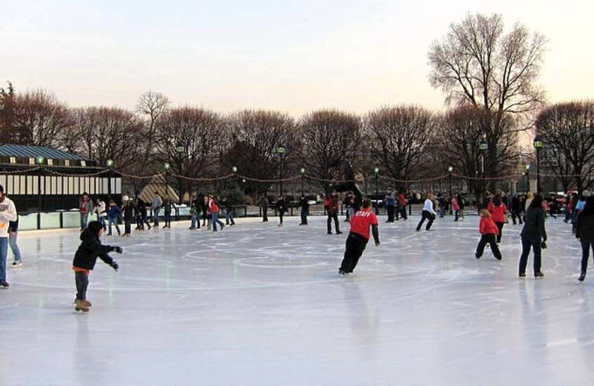 durante o dia, pessoas patinando em pista de gelo, atrativo para quem busca o que fazer em washington no inverno