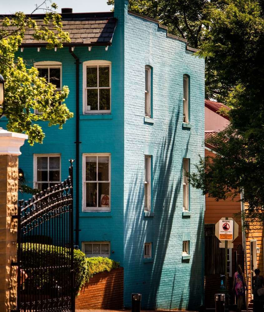 durante o dia, casa azul rodeada de árvores em ruas de washington dc