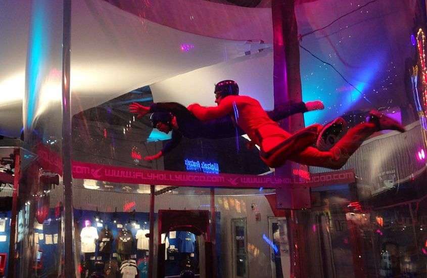pessoas em simulador de paraquedismo em ifly indoor, lugar de turismo em houston