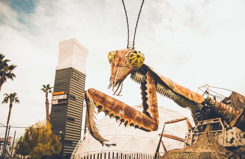 durante o dia, grande escultura de formiga em container park, atração para quem busca o que fazer em las vegas com crianças