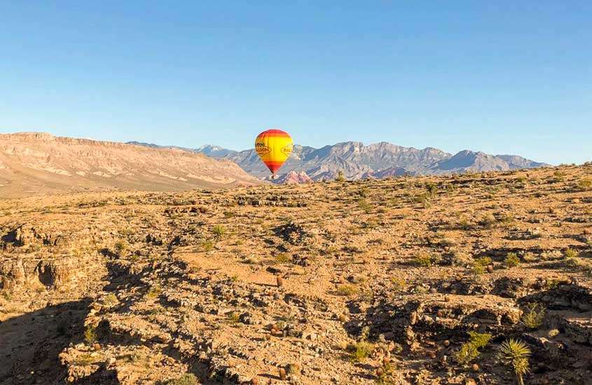 Em um dia de sol, balão de ar quente sobrevoando o Deserto de Mojave, um dos melhores passeio em Las Vegas