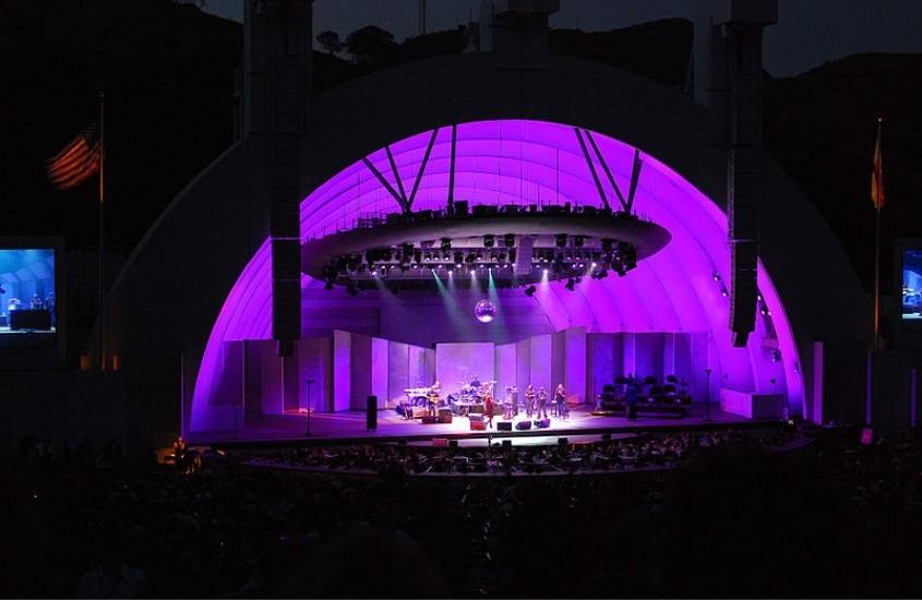 durante a noite, vista aérea de show de música em palco com luzes roxas
