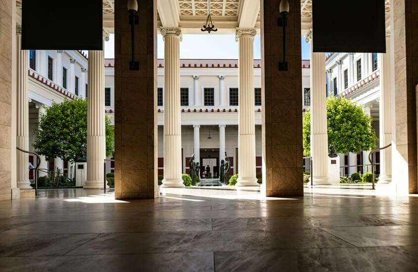 durante o dia, colunas romanas em um dos museus em Los Angeles