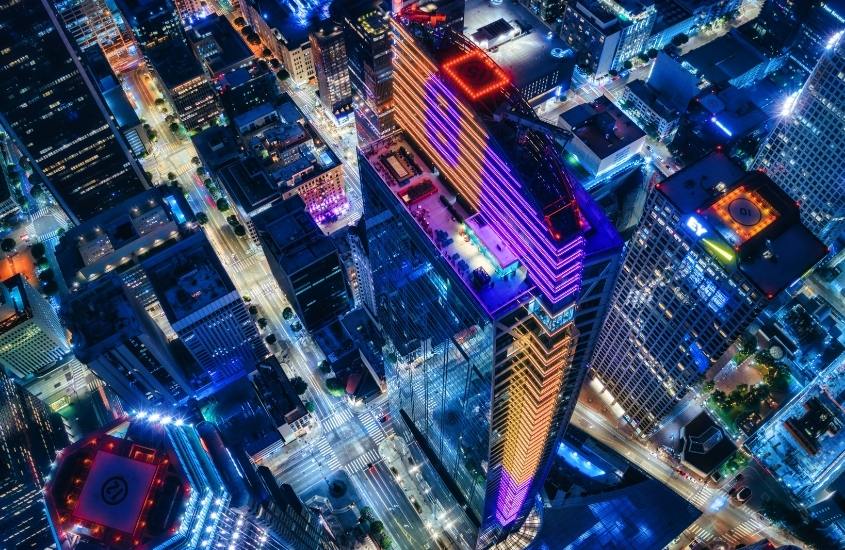durante a noite, vista aérea de prédios modernos e iluminados em downtown